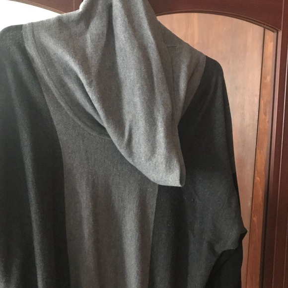 Black and gray sweater - Picture 8 of 8